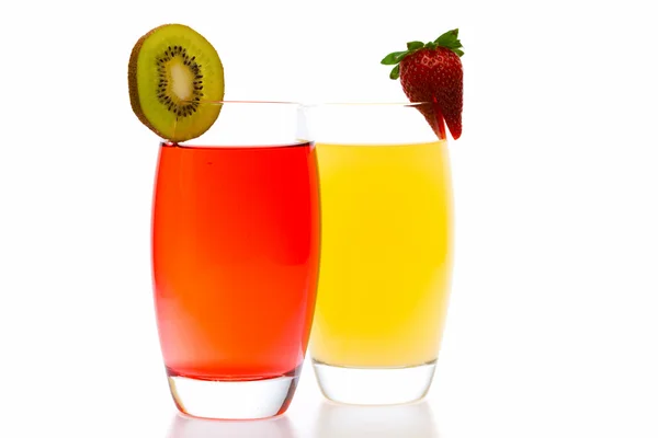 Barevné koktejly s ovocem izolovaných na bílém — Stock fotografie