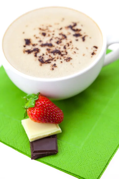 Truskawki filiżanka cappuccino i czekolady na zielonym suknem — Zdjęcie stockowe