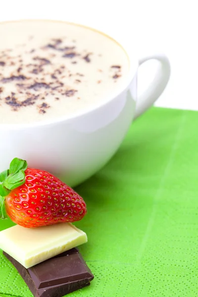 Cappuccino cup strawberries and chocolate chips on a green cloth — Stock Photo, Image
