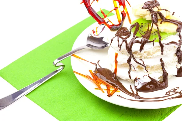 躺在绿布上的鲜奶霜和焦糖心蛋糕 — 图库照片