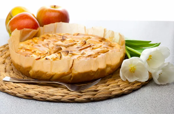Naturaleza muerta del pastel de manzana, manzanas y tulipanes — Foto de Stock