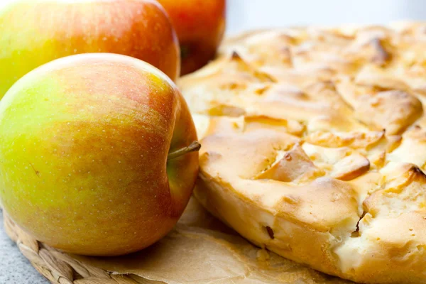 Zátiší jablečný koláč a apple — Stock fotografie