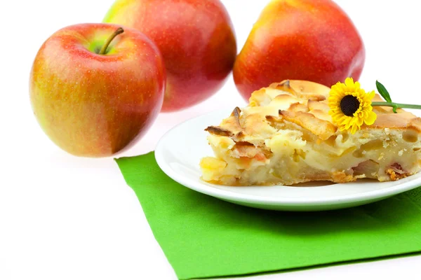 Scheibe Apfelkuchenapfel und eine Blume isoliert auf weiß — Stockfoto