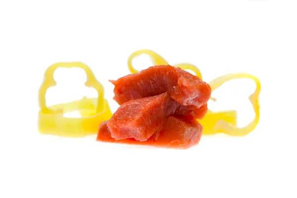 Bitar av rått kött och peppar isolerad på vit — Stockfoto