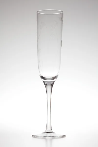 玻璃酒杯站在灰色背景 — 图库照片