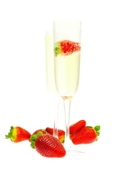 Wijn glas champagne en aardbeien op witte geïsoleerd — Stockfoto
