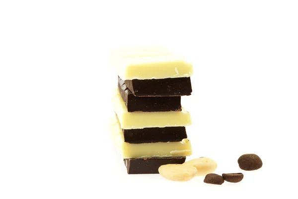 Tmavá a bílá čokoládová kávová zrna a ořechy, izolovaných na Svatodušní — Stock fotografie