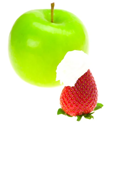 Яблоко клубника и крем изолированы на белом — стоковое фото