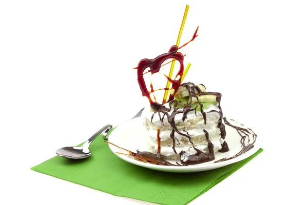 Pastel con crema batida y corazón de caramelo acostado sobre un paño verde — Foto de Stock