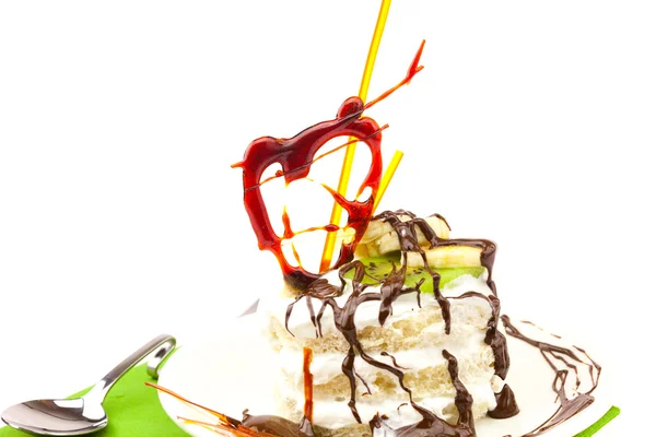 Pastel con crema batida y corazón de caramelo acostado sobre un paño verde —  Fotos de Stock