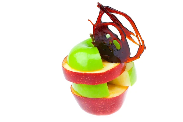 Elma dilim ve karamel üstüne beyaz izole kesmek — Stok fotoğraf