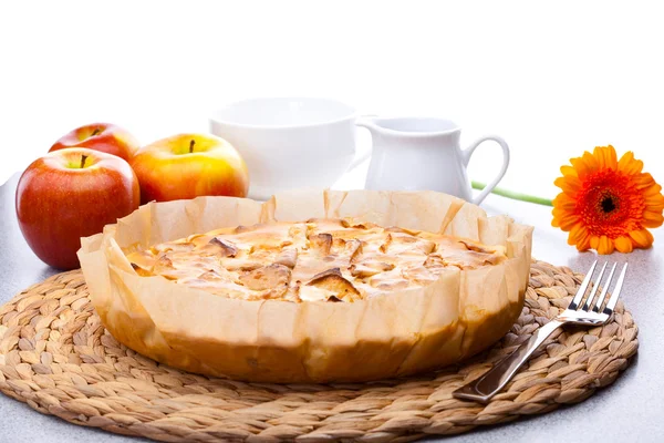 Bodegón de tarta de manzana, jarra de leche Gerbera de manzana y una taza — Foto de Stock