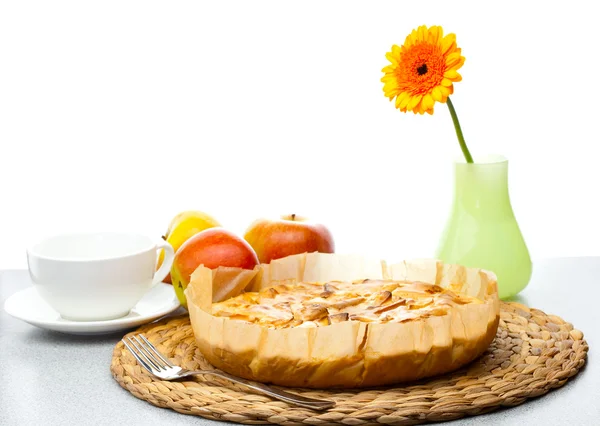 Stillleben von Apfelkuchen, Apfel-Gerbera-Milchkrug und einer Tasse — Stockfoto