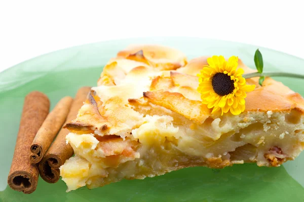 Elmalı pasta tabak ve bir çiçek üzerinde beyaz izole parçası — Stok fotoğraf
