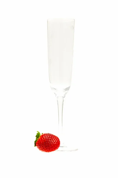 Glas wijn en aardbeien op witte geïsoleerd — Stockfoto
