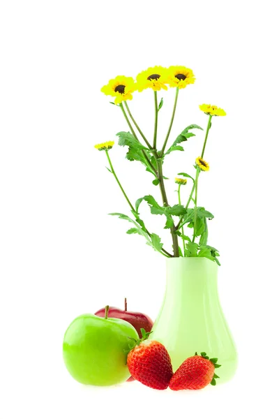 Flores em um vaso maçãs e morangos isolados em branco — Fotografia de Stock