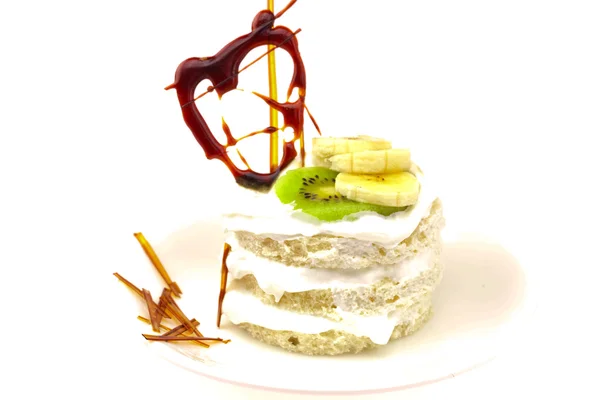 Kake med fløte og karamellhjerte isolert på hvitt – stockfoto