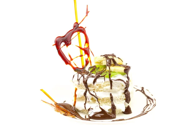 Tort z bitą śmietaną i karmelem serca na białym tle — Zdjęcie stockowe