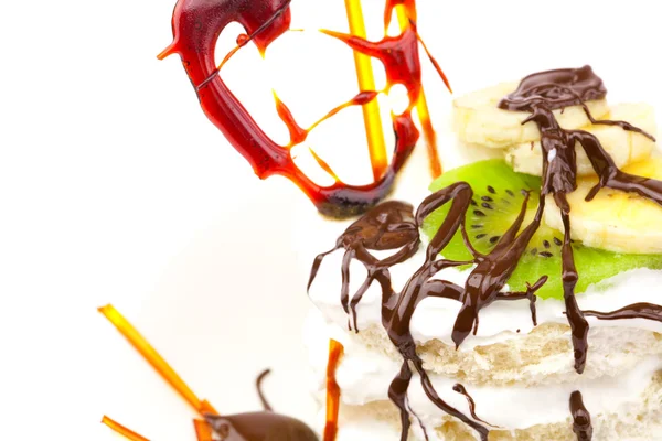Cake met geranselde room en karamel hart geïsoleerd op wit — Stockfoto