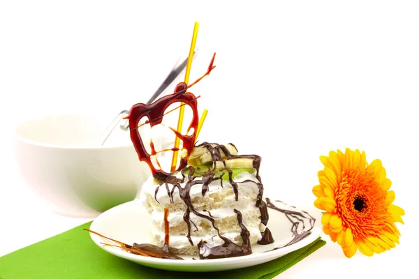 Kake med kremfarget karamellhjerte og Gerbera liggende på en grønn klut – stockfoto