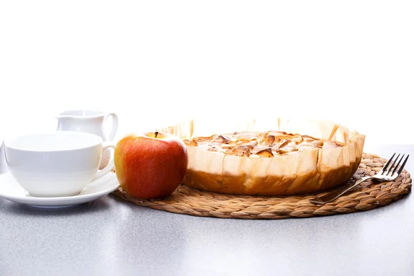 Vida morta de torta de maçã, jarro de leite de Gerbera de maçã e um xícara — Fotografia de Stock