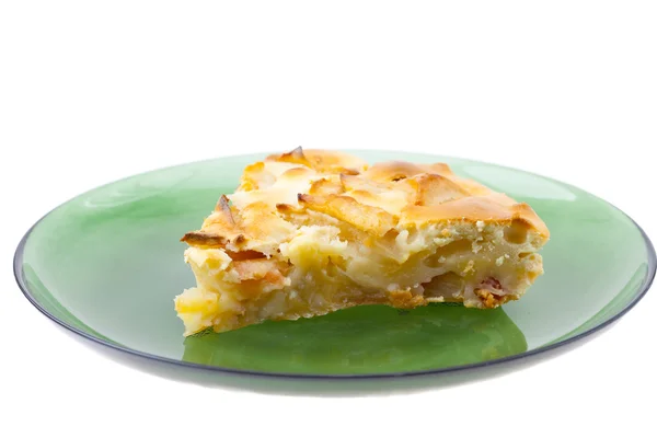 Кусок яблочного пирога на тарелке изолированы на белом — стоковое фото