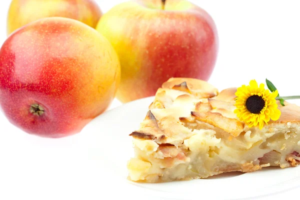 Ломтик яблочного пирога яблоко и цветок изолирован на белом — стоковое фото