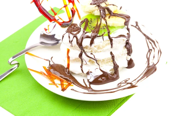 Kuchen mit Schlagsahne und Karamellherz auf einem grünen Tuch liegend — Stockfoto