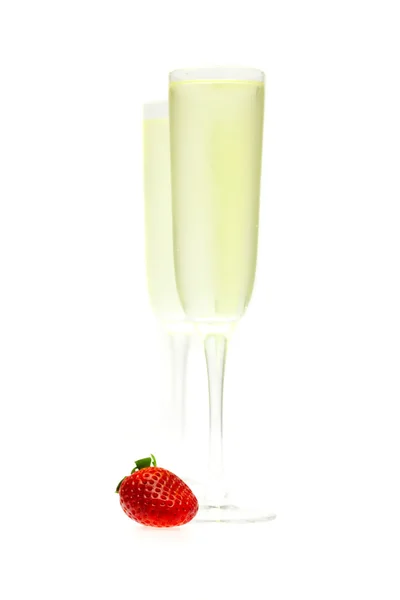 Ποτήρι σαμπάνια και φράουλες που απομονώνονται σε λευκό κρασί — Φωτογραφία Αρχείου