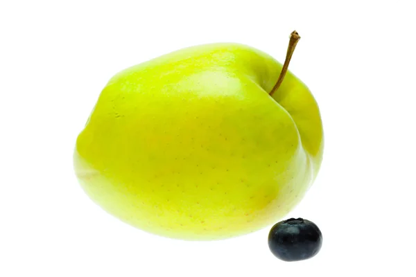 Grüner Apfel und Blaubeere isoliert auf weiß — Stockfoto