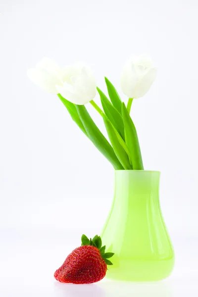 白いチューリップ、花瓶、白で隔離されるイチゴ — ストック写真