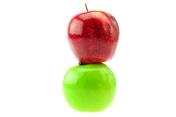 Äpfel isoliert auf weiß — Stockfoto