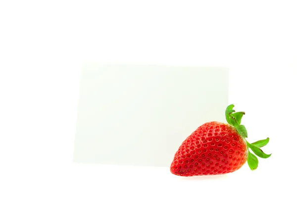 Postkarte und Erdbeeren isoliert auf weiß — Stockfoto