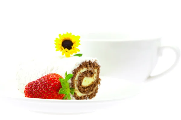 Zoet broodje liggend op de schotel kopje bloem en aardbeien isola — Stockfoto