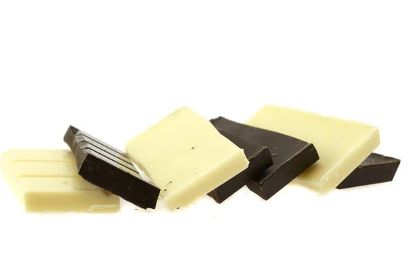 Donker en witte chocolade op wit wordt geïsoleerd — Stockfoto