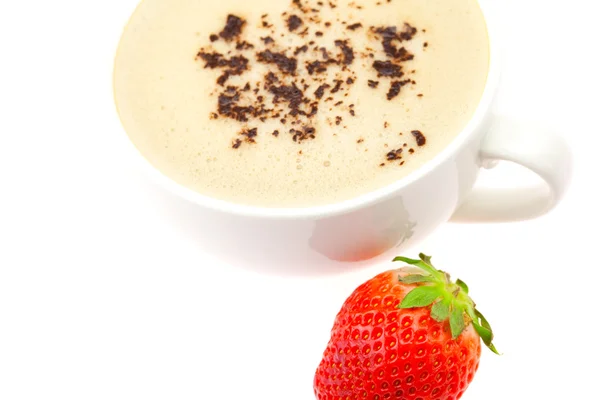 Kopje cappuccino en een aardbei op witte geïsoleerd — Stockfoto