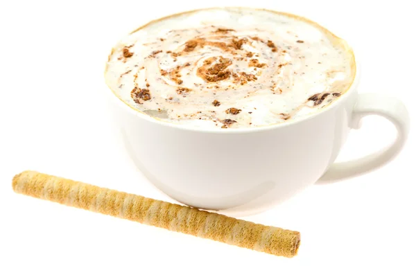 Filiżanka cappuccino i wafel rolek na białym tle — Zdjęcie stockowe