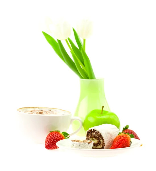 Sladké pečivo a jahody na talíř šálek cappuccina váza wi — Stock fotografie
