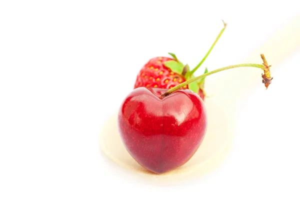 樱桃和草莓的木勺白色上孤立 — 图库照片
