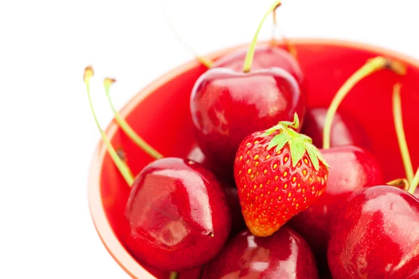 Třešně a jahody v misce izolované na bílém — Stock fotografie