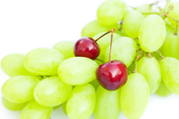 Druiven cherry geïsoleerd op wit — Stockfoto