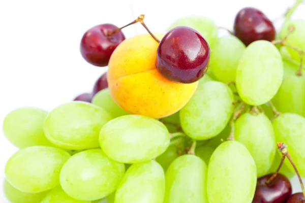 Druiven cherry abrikoos geïsoleerd op wit — Stockfoto