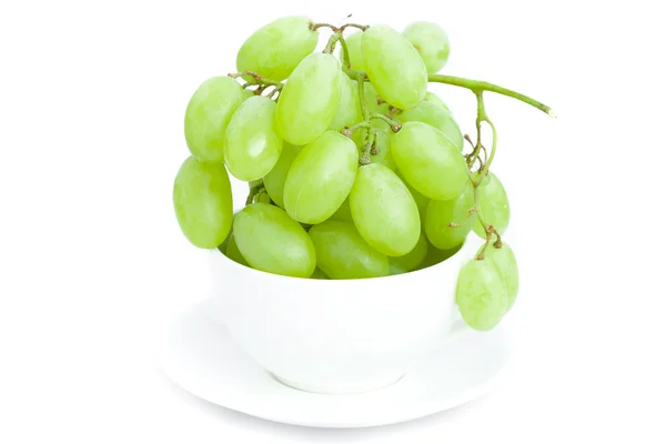 Druiven in de beker is geïsoleerd op wit — Stockfoto