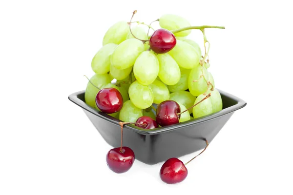 Uvas cereza en el tazón se aísla en blanco — Foto de Stock