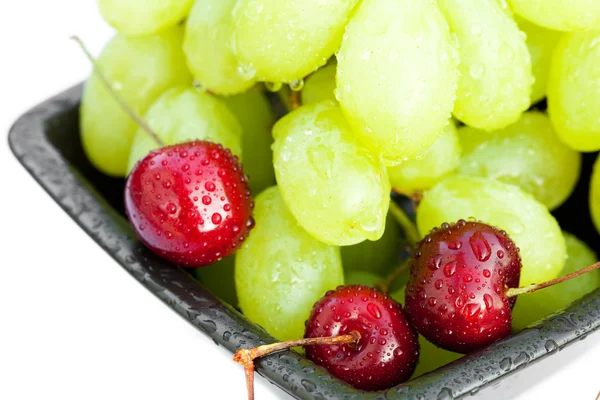 Uvas cereza en el tazón se aísla en blanco —  Fotos de Stock