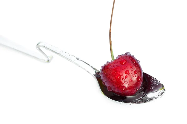 Körsbär med droppar vatten i sked isolerad på vit — Stockfoto