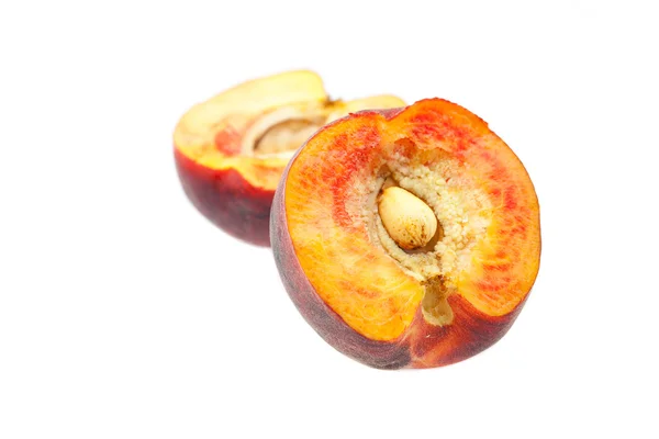 Rijpe perziken geïsoleerd op wit — Stockfoto