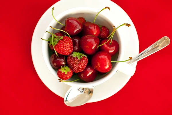 Pohár, talíř a lžíci na červeném pozadí — Stock fotografie