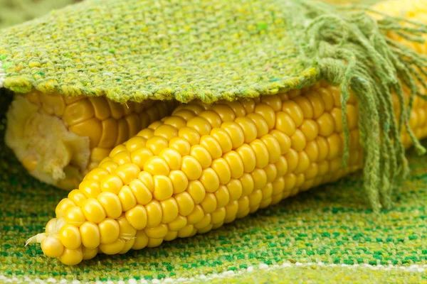 Кукуруза лежит на коврике — стоковое фото