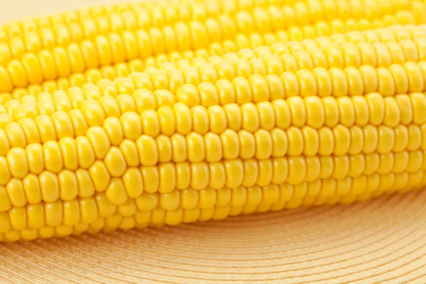 Kukurydza, leżąc na macie — Zdjęcie stockowe